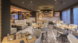 Tische im hoteleigenen Restaurant
